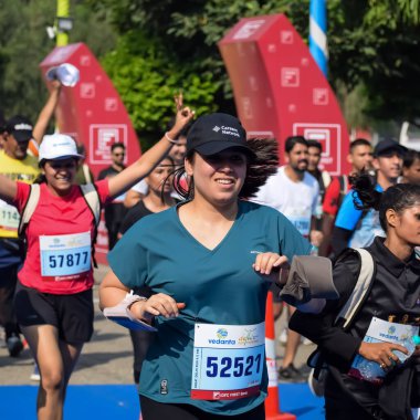 Yeni Delhi, Hindistan - 15 Ekim 2023 - Bitmek üzere olan maraton katılımcılarının bitiş çizgisini geçmek üzere olan Delhi Yarı Maratonu 2023