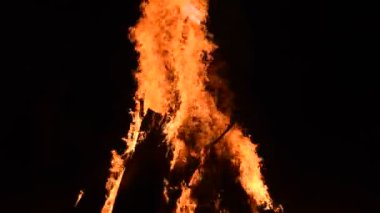 Siyah arka planda alevler, alev alev dokusu arka planda, çok güzel, ateş yanıyor, ateş odun ve inek gübresi ateşiyle yanıyor.
