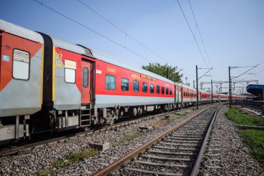 Delhi, Hindistan, Haziran 09 2024 - Anand Vihar tren istasyonundan kalkan Hint ekspres treni, Delhi tren istasyonunda Renkli Ekspres tren