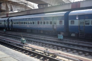 Delhi, Hindistan, Haziran 09 2024 - Anand Vihar tren istasyonundan kalkan Hint ekspres treni, Delhi tren istasyonunda Renkli Ekspres tren