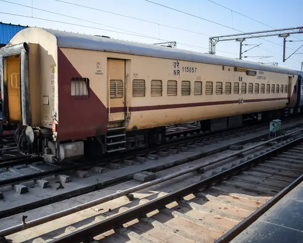 Delhi, Hindistan, Haziran 09 2024 - Anand Vihar tren istasyonundan kalkan Hint ekspres treni, Delhi tren istasyonunda Renkli Ekspres tren