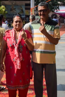 Yeni Delhi, Hindistan - 25 Mayıs 2024 - Doğu Delhi bölgesindeki genel Lok Sabha Seçimleri için oy kullandıktan sonra dövmeli parmaklarını gösteren kimliği belirsiz kişiler