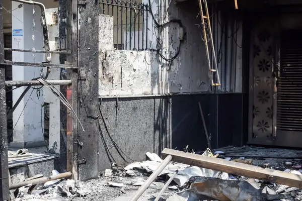 Çocuk yuvası hastanesinde gece yarısı yangın çıktı. Doğu Delhi, Hindistan 'da oksijen tüpü patladığında. Hastanedeki yangın tüm hastanenin yok olduğu yerde.