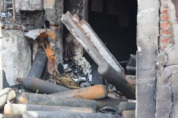 Çocuk yuvası hastanesinde gece yarısı yangın çıktı. Doğu Delhi, Hindistan 'da oksijen tüpü patladığında. Hastanedeki yangın tüm hastanenin yok olduğu yerde.