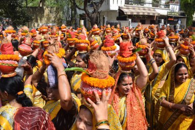 Yeni Delhi, Hindistan 25 Temmuz 2024 - Jagannath Tapınağı sırasında Kalaşlı kadınlar Mangal Kalash Yatra, Hintli Hintli dindarlar üzerinde hindistancevizi olan toprak kapları taşıyorlar