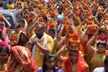 Yeni Delhi, Hindistan 25 Temmuz 2024 - Jagannath Tapınağı sırasında Kalaşlı kadınlar Mangal Kalash Yatra, Hintli Hintli dindarlar üzerinde hindistancevizi olan toprak kapları taşıyorlar