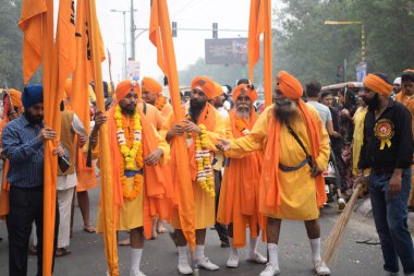 Delhi, Hindistan, 15 Ağustos 2024 - Doğu Delhi bölgesinde Guru Nanak Dev, Nagar Kirtan 'ın doğum günü dolayısıyla geleneksel Nagar Kirtan, geleneksel Nagar geçit töreninde Sihler gatka ve dövüş sanatları sergiliyor