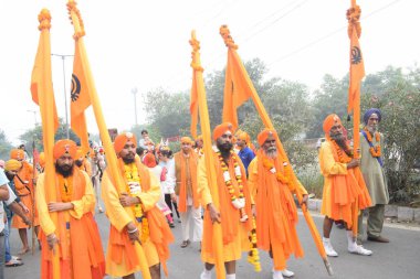 Delhi, Hindistan, 15 Ağustos 2024 - Doğu Delhi bölgesinde Guru Nanak Dev, Nagar Kirtan 'ın doğum günü dolayısıyla geleneksel Nagar Kirtan, geleneksel Nagar geçit töreninde Sihler gatka ve dövüş sanatları sergiliyor