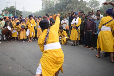 Delhi, Hindistan, 15 Ağustos 2024 - Doğu Delhi bölgesinde Guru Nanak Dev, Nagar Kirtan 'ın doğum günü dolayısıyla geleneksel Nagar Kirtan, geleneksel Nagar geçit töreninde Sihler gatka ve dövüş sanatları sergiliyor