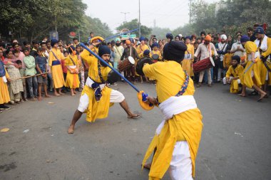 Delhi, Hindistan, 15 Ağustos 2024 - Doğu Delhi bölgesinde Guru Nanak Dev, Nagar Kirtan 'ın doğum günü dolayısıyla geleneksel Nagar Kirtan, geleneksel Nagar geçit töreninde Sihler gatka ve dövüş sanatları sergiliyor