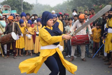 Delhi, Hindistan, 15 Ağustos 2024 - Doğu Delhi bölgesinde Guru Nanak Dev, Nagar Kirtan 'ın doğum günü dolayısıyla geleneksel Nagar Kirtan, geleneksel Nagar geçit töreninde Sihler gatka ve dövüş sanatları sergiliyor