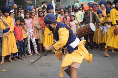 Delhi, Hindistan, 15 Ağustos 2024 - Doğu Delhi bölgesinde Guru Nanak Dev, Nagar Kirtan 'ın doğum günü dolayısıyla geleneksel Nagar Kirtan, geleneksel Nagar geçit töreninde Sihler gatka ve dövüş sanatları sergiliyor
