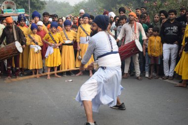 Delhi, Hindistan, 15 Ağustos 2024 - Doğu Delhi bölgesinde Guru Nanak Dev, Nagar Kirtan 'ın doğum günü dolayısıyla geleneksel Nagar Kirtan, geleneksel Nagar geçit töreninde Sihler gatka ve dövüş sanatları sergiliyor