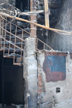 Çocuk yuvası hastanesinde gece yarısı yangın çıktı. Doğu Delhi, Hindistan 'da oksijen tüpü patladığında. Hastanedeki yangın tüm hastanenin yok olduğu yerde.