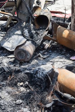 Çocuk yuvası hastanesinde gece yarısı yangın çıktı. Doğu Delhi, Hindistan 'da oksijen tüpü patladığında. Hastanedeki yangın tüm hastanenin yok olduğu yerde.