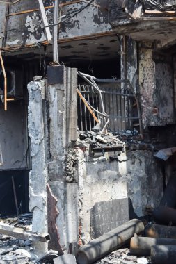 Çocuk yuvası hastanesinde gece yarısı yangın çıktı. Doğu Delhi, Hindistan 'da oksijen tüpü patladığında. Hastanedeki yangın tüm hastanenin yok olduğu yerde.