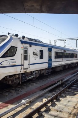 Delhi, Hindistan, Haziran 09 2024 - Vande Bharat Ekspres treni Delhi 'den Anand Vihar tren istasyonundan Dehradun' a gidiyor, Vande Bharat Hindistan 'ın en hızlı treni