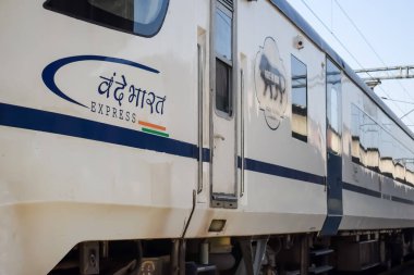 Delhi, Hindistan, Haziran 09 2024 - Vande Bharat Ekspres treni Delhi 'den Anand Vihar tren istasyonundan Dehradun' a gidiyor, Vande Bharat Hindistan 'ın en hızlı treni