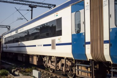 Delhi, Hindistan, Haziran 09 2024 - Vande Bharat Ekspres treni Delhi 'den Anand Vihar tren istasyonundan Dehradun' a gidiyor, Vande Bharat Hindistan 'ın en hızlı treni