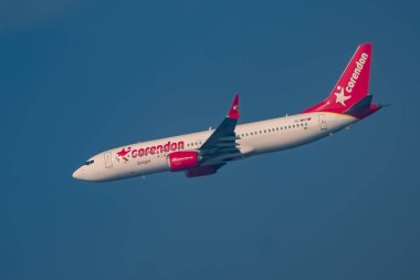 Yeni Delhi, Hindistan, 10 Haziran 2024 - Spicejet Airbus A320 Indra Gandhi Uluslararası Havalimanı Delhi, Spicejet iç uçağı gündüz mavi gökyüzünde uçuyor