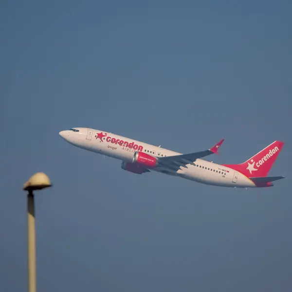 Yeni Delhi, Hindistan, 10 Haziran 2024 - Spicejet Airbus A320 Indra Gandhi Uluslararası Havalimanı Delhi, Spicejet iç uçağı gündüz mavi gökyüzünde uçuyor