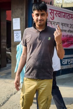 Yeni Delhi, Hindistan - 25 Mayıs 2024 - Doğu Delhi bölgesindeki genel Lok Sabha Seçimleri için oy kullandıktan sonra dövmeli parmaklarını gösteren kimliği belirsiz kişiler