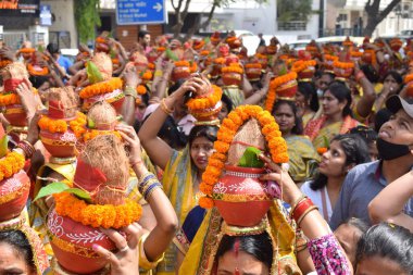 Yeni Delhi, Hindistan 25 Temmuz 2024 - Jagannath Tapınağı sırasında Kalaşlı kadınlar Mangal Kalash Yatra, Hintli Hintli dindarlar üzerinde hindistancevizi olan toprak kapları taşıyorlar