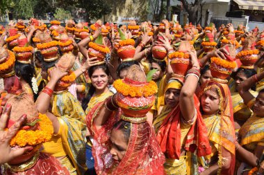 Yeni Delhi, Hindistan 25 Temmuz 2024 - Jagannath Tapınağı sırasında Kalaşlı kadınlar Mangal Kalash Yatra, Hintli Hintli dindarlar üzerinde hindistancevizi olan toprak kapları taşıyorlar