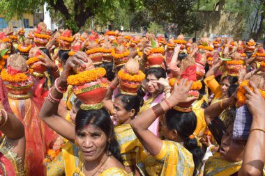 Yeni Delhi, Hindistan 25 Temmuz 2024 - Jagannath Tapınağı sırasında Kalaşlı kadınlar Mangal Kalash Yatra, Hintli Hintli dindarlar üzerinde hindistancevizi olan toprak kapları taşıyorlar
