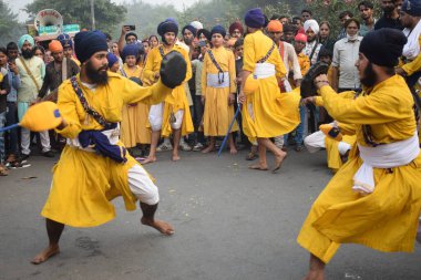 Delhi, Hindistan, 15 Ağustos 2024 - Doğu Delhi bölgesinde Guru Nanak Dev, Nagar Kirtan 'ın doğum günü dolayısıyla geleneksel Nagar Kirtan, geleneksel Nagar geçit töreninde Sihler gatka ve dövüş sanatları sergiliyor