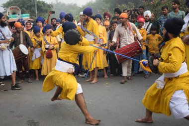 Delhi, Hindistan, 15 Ağustos 2024 - Doğu Delhi bölgesinde Guru Nanak Dev, Nagar Kirtan 'ın doğum günü dolayısıyla geleneksel Nagar Kirtan, geleneksel Nagar geçit töreninde Sihler gatka ve dövüş sanatları sergiliyor
