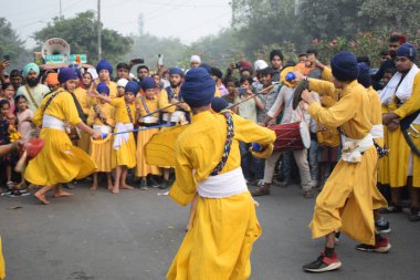 Delhi, Hindistan, 15 Ağustos 2024 - Doğu Delhi bölgesinde Guru Nanak Dev, Nagar Kirtan 'ın doğum günü dolayısıyla geleneksel Nagar Kirtan, geleneksel Nagar geçit töreninde Sihler gatka ve dövüş sanatları sergiliyor