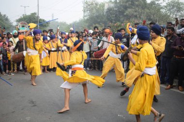 Delhi, Hindistan, 15 Ağustos 2024 - Doğu Delhi bölgesinde Guru Nanak Dev, Nagar Kirtan 'ın doğum günü dolayısıyla geleneksel Nagar Kirtan, geleneksel Nagar geçit töreninde Sihler gatka ve dövüş sanatları sergiliyor