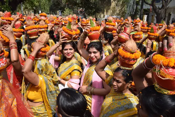 Yeni Delhi, Hindistan 25 Temmuz 2024 - Jagannath Tapınağı sırasında Kalaşlı kadınlar Mangal Kalash Yatra, Hintli Hintli dindarlar üzerinde hindistancevizi olan toprak kapları taşıyorlar