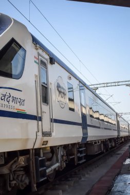 Delhi, Hindistan, Haziran 09 2024 - Vande Bharat Ekspres treni Delhi 'den Anand Vihar tren istasyonundan Dehradun' a gidiyor, Vande Bharat Hindistan 'ın en hızlı treni