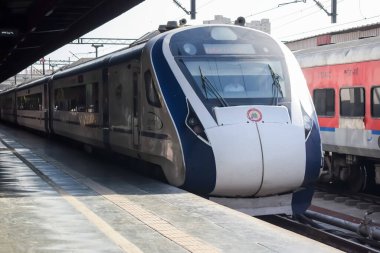 Delhi, Hindistan, Haziran 09 2024 - Vande Bharat Ekspres treni Delhi 'den Anand Vihar tren istasyonundan Dehradun' a gidiyor, Vande Bharat Hindistan 'ın en hızlı treni