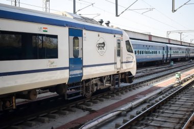 Delhi, Hindistan, Haziran 09 2024 - Vande Bharat Ekspres treni Delhi 'den Anand Vihar tren istasyonundan Dehradun' a gidiyor, Vande Bharat Hindistan 'ın en hızlı treni