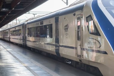 Delhi, Hindistan, Haziran 09 2024 - Vande Bharat Ekspres treni Delhi 'den Anand Vihar tren istasyonundan Dehradun' a gidiyor, Vande Bharat Hindistan 'ın en hızlı treni