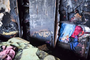 Çocuk yuvası hastanesinde gece yarısı yangın çıktı. Doğu Delhi, Hindistan 'da oksijen tüpü patladığında. Hastanedeki yangın tüm hastanenin yok olduğu yerde.