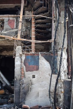 Çocuk yuvası hastanesinde gece yarısı yangın çıktı. Doğu Delhi, Hindistan 'da oksijen tüpü patladığında. Hastanedeki yangın tüm hastanenin yok olduğu yerde.