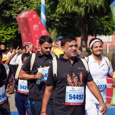 Yeni Delhi, Hindistan - 15 Ekim 2023 - Bitmek üzere olan maraton katılımcılarının bitiş çizgisini geçmek üzere olan Delhi Yarı Maratonu 2023