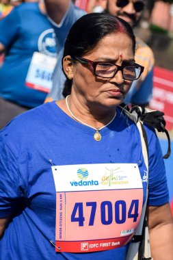 Yeni Delhi, Hindistan - 15 Ekim 2023 - Bitmek üzere olan maraton katılımcılarının bitiş çizgisini geçmek üzere olan Delhi Yarı Maratonu 2023