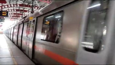 Yeni Delhi, Hindistan, 12 Ağustos 2024 - Delhi treni Yeni Delhi, Hindistan, Asya 'daki Jhandewalan metro istasyonuna varıyor.