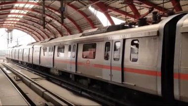 Yeni Delhi, Hindistan, 12 Ağustos 2024 - Delhi treni Yeni Delhi, Hindistan, Asya 'daki Jhandewalan metro istasyonuna varıyor.
