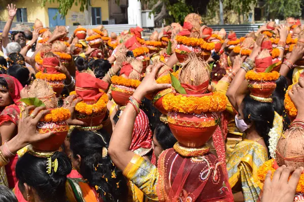 stock image New Delhi, India July 25 2024 - Women with Kalash on head during Jagannath Temple Mangal Kalash Yatra, Indian Hindu devotees carry earthen pots containing sacred water with a coconut on top