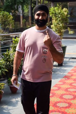 Yeni Delhi, Hindistan - 25 Mayıs 2024 - Doğu Delhi bölgesindeki genel Lok Sabha Seçimleri için oy kullandıktan sonra dövmeli parmaklarını gösteren kimliği belirsiz kişiler