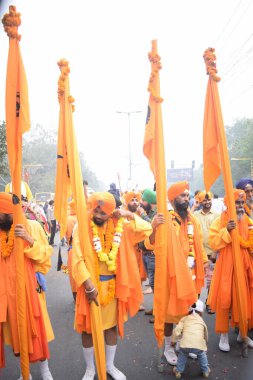 Delhi, Hindistan, 15 Ağustos 2024 - Doğu Delhi bölgesinde Guru Nanak Dev, Nagar Kirtan 'ın doğum günü dolayısıyla geleneksel Nagar Kirtan, geleneksel Nagar geçit töreninde Sihler gatka ve dövüş sanatları sergiliyor