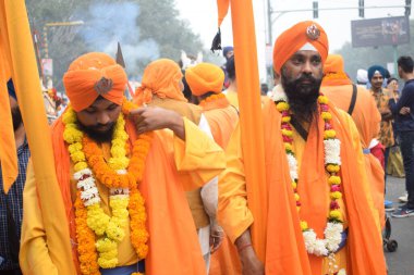 Delhi, Hindistan, 15 Ağustos 2024 - Doğu Delhi bölgesinde Guru Nanak Dev, Nagar Kirtan 'ın doğum günü dolayısıyla geleneksel Nagar Kirtan, geleneksel Nagar geçit töreninde Sihler gatka ve dövüş sanatları sergiliyor