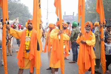 Delhi, Hindistan, 15 Ağustos 2024 - Doğu Delhi bölgesinde Guru Nanak Dev, Nagar Kirtan 'ın doğum günü dolayısıyla geleneksel Nagar Kirtan, geleneksel Nagar geçit töreninde Sihler gatka ve dövüş sanatları sergiliyor