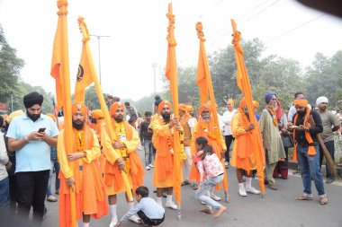 Delhi, Hindistan, 15 Ağustos 2024 - Doğu Delhi bölgesinde Guru Nanak Dev, Nagar Kirtan 'ın doğum günü dolayısıyla geleneksel Nagar Kirtan, geleneksel Nagar geçit töreninde Sihler gatka ve dövüş sanatları sergiliyor